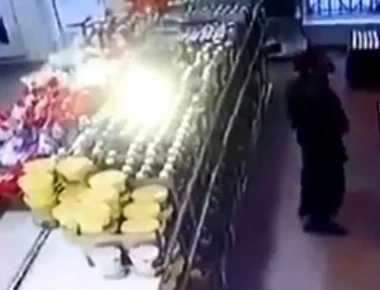 Μανιακός χτύπησε άνδρα στο κεφάλι με μπουκάλι μέσα σε μίνι-μάρκετ! (σκληρό βίντεο)